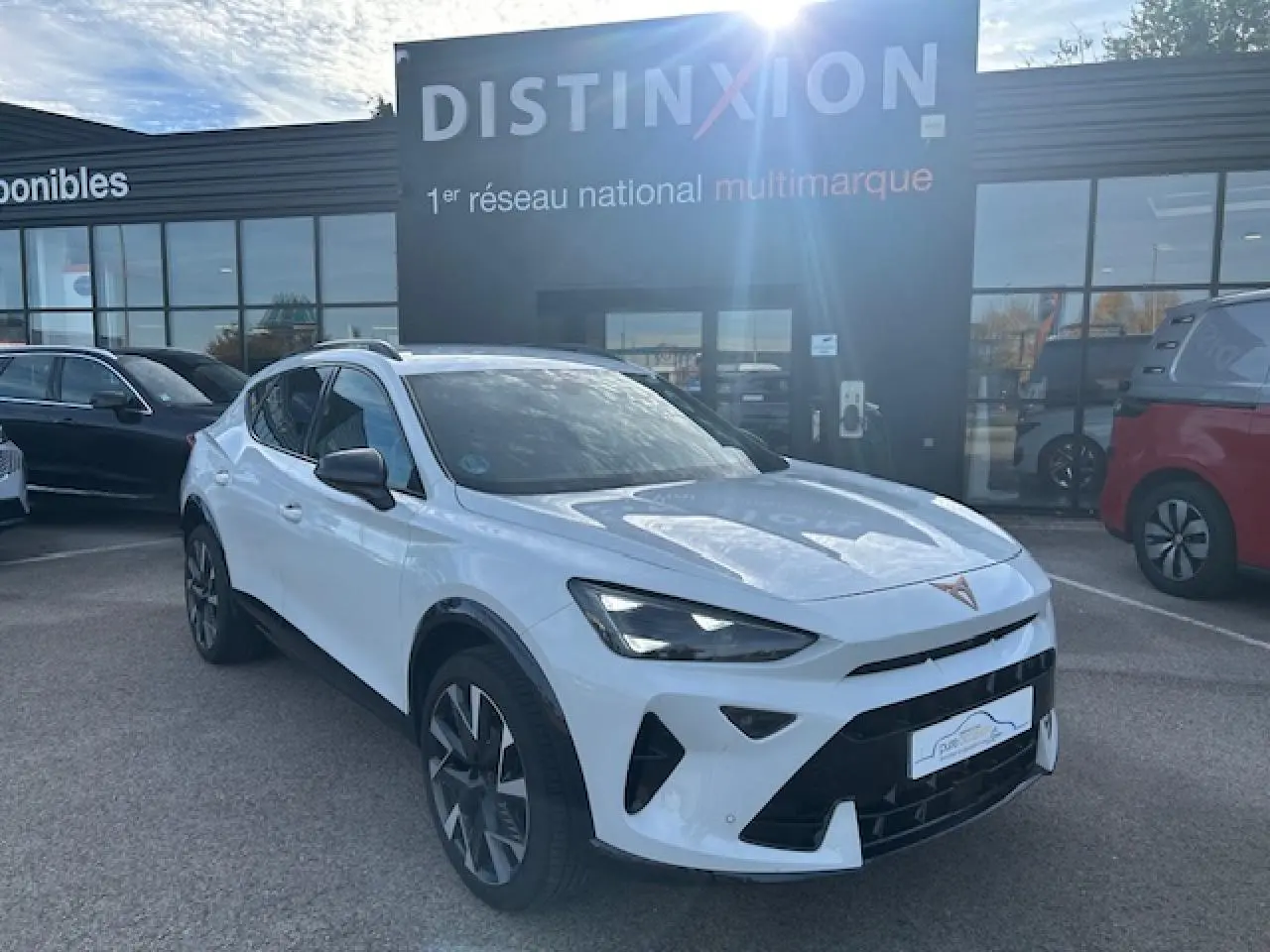 Vue 3/4 avant d'un CUPRA Formentor blanc neige avec jantes alliage 19'' Sandstorm et signature lumineuse Tri-LED.