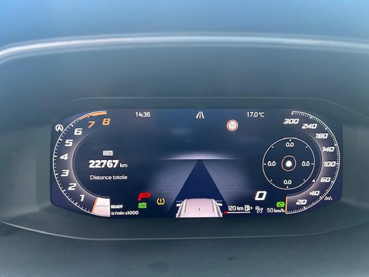 Combiné d'instruments digital du CUPRA Formentor blanc neige 2025 affichant 22 767 km et vitesse à 0 km/h.