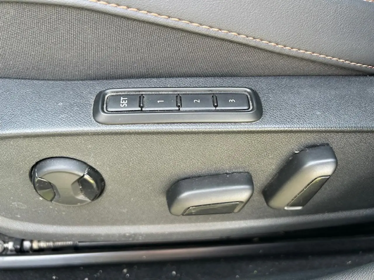 Gros plan sur les commandes de réglage électrique des sièges avant du CUPRA Formentor blanc neige 2025.