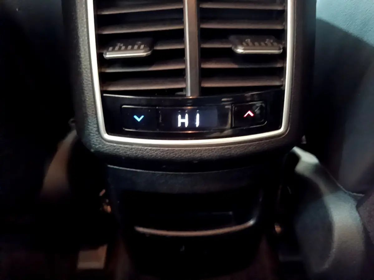 Réglage de la ventilation arrière en mode chaud sur un KIA SPORTAGE blanc, version hybride rechargeable 2022.