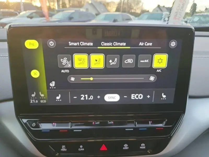 Écran tactile du système de climatisation du Volkswagen ID.4 noir, affichant les réglages en mode Classic Climate.