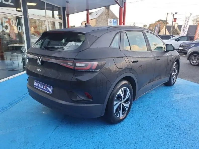 Vue 3/4 arrière droite d'un Volkswagen ID.4 noir ébène métallisé avec feux arrière LED et jantes alu.