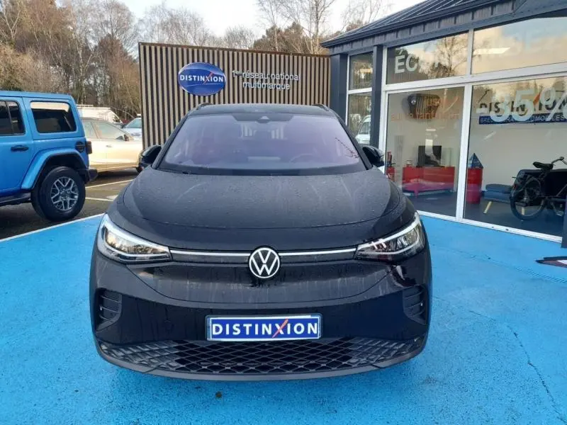 Vue de face du Volkswagen ID.4 noir Ébène Métallisée, mettant en valeur sa calandre épurée et ses phares LED fins.