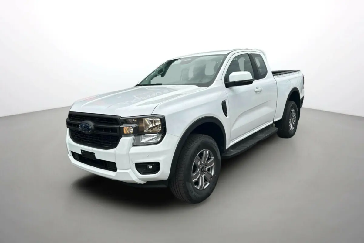 Ford Ranger blanc glacier en 3/4 avant droit, avec calandre noire et marchepieds latéraux visibles.
