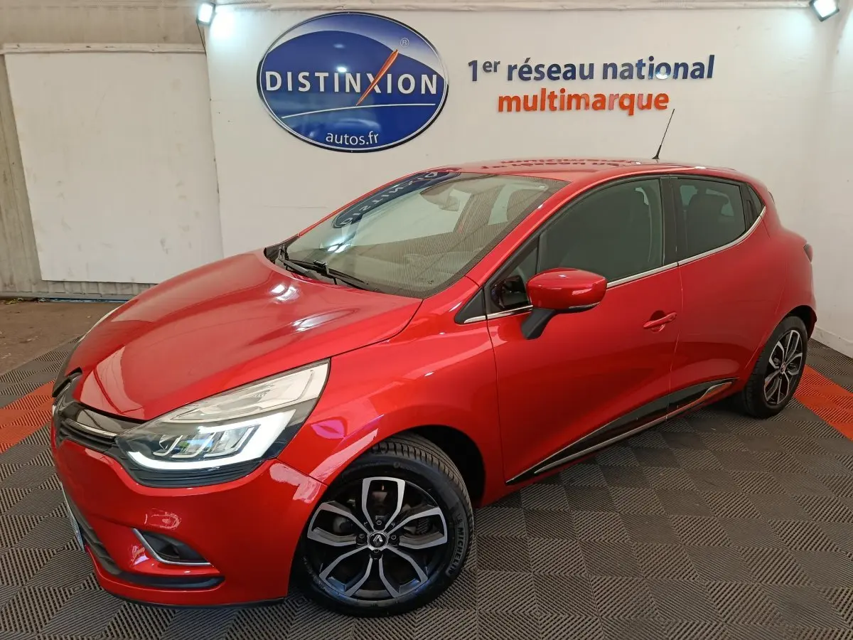 Renault Clio Intens rouge vue 3/4 avant droit, avec phares LED et jantes alliage distinctives.