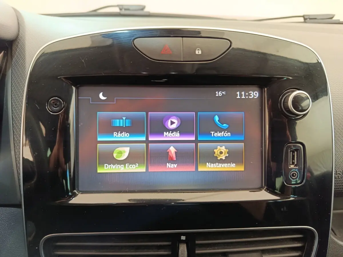 Écran tactile central de la Renault Clio Intens rouge de 2018, affichant le menu multimédia et navigation.
