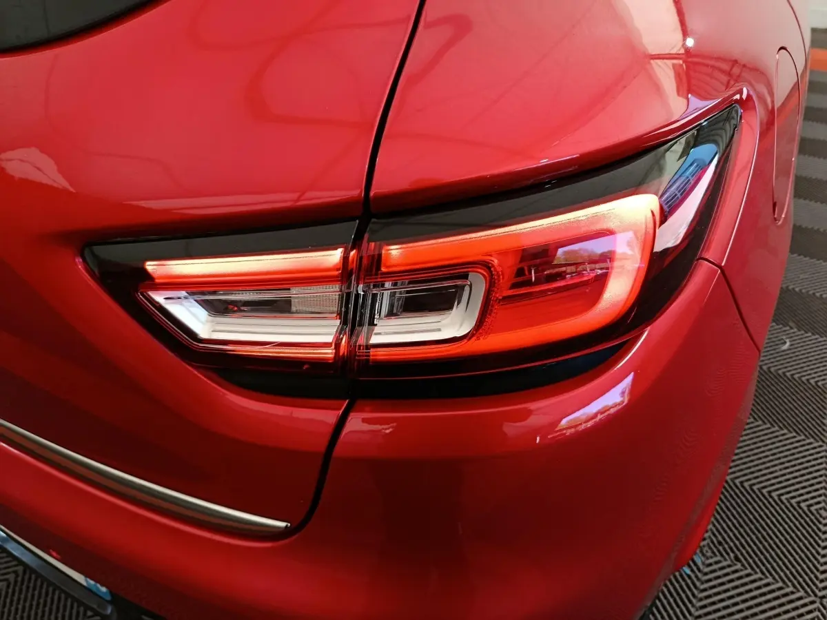 Gros plan sur le feu arrière droit rouge brillant d'une Renault Clio Intens Energy TCe 90 de 2018.