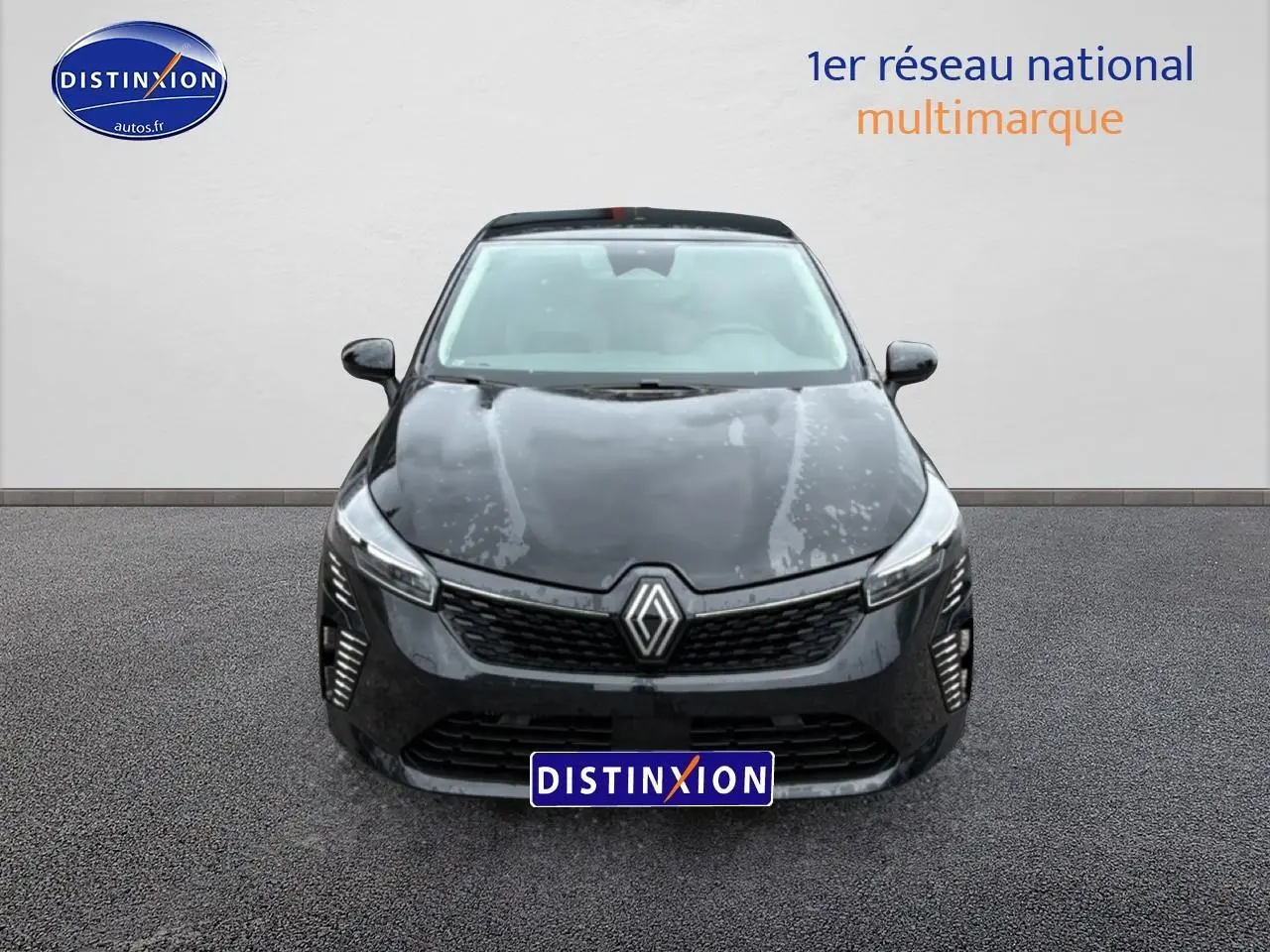 Renault Clio V noire vue de face, avec calandre noire et feux LED verticaux distinctifs.