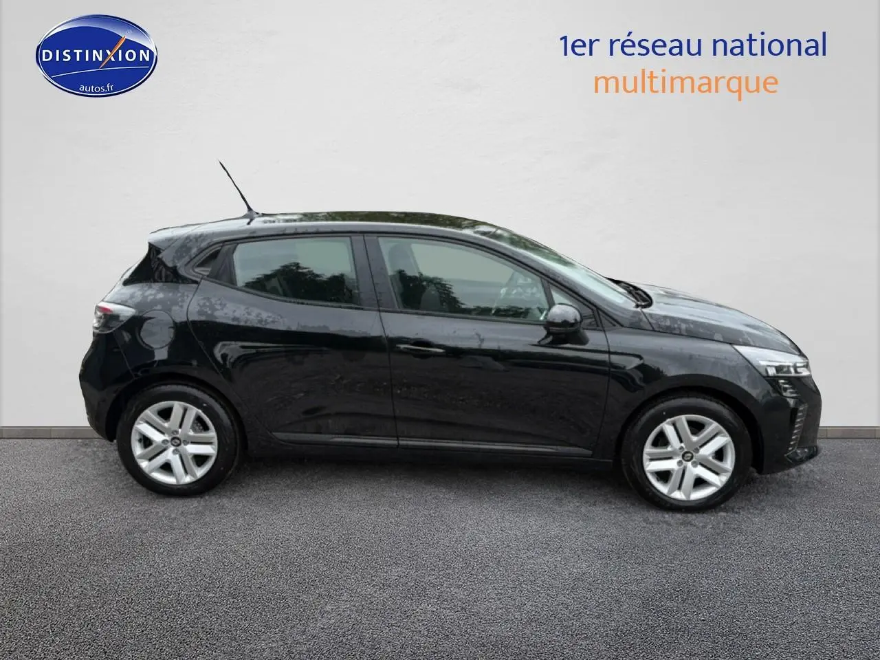 Profil droit de la Renault Clio V noire 2026 avec jantes alliage et poignées ton carrosserie sur fond neutre.