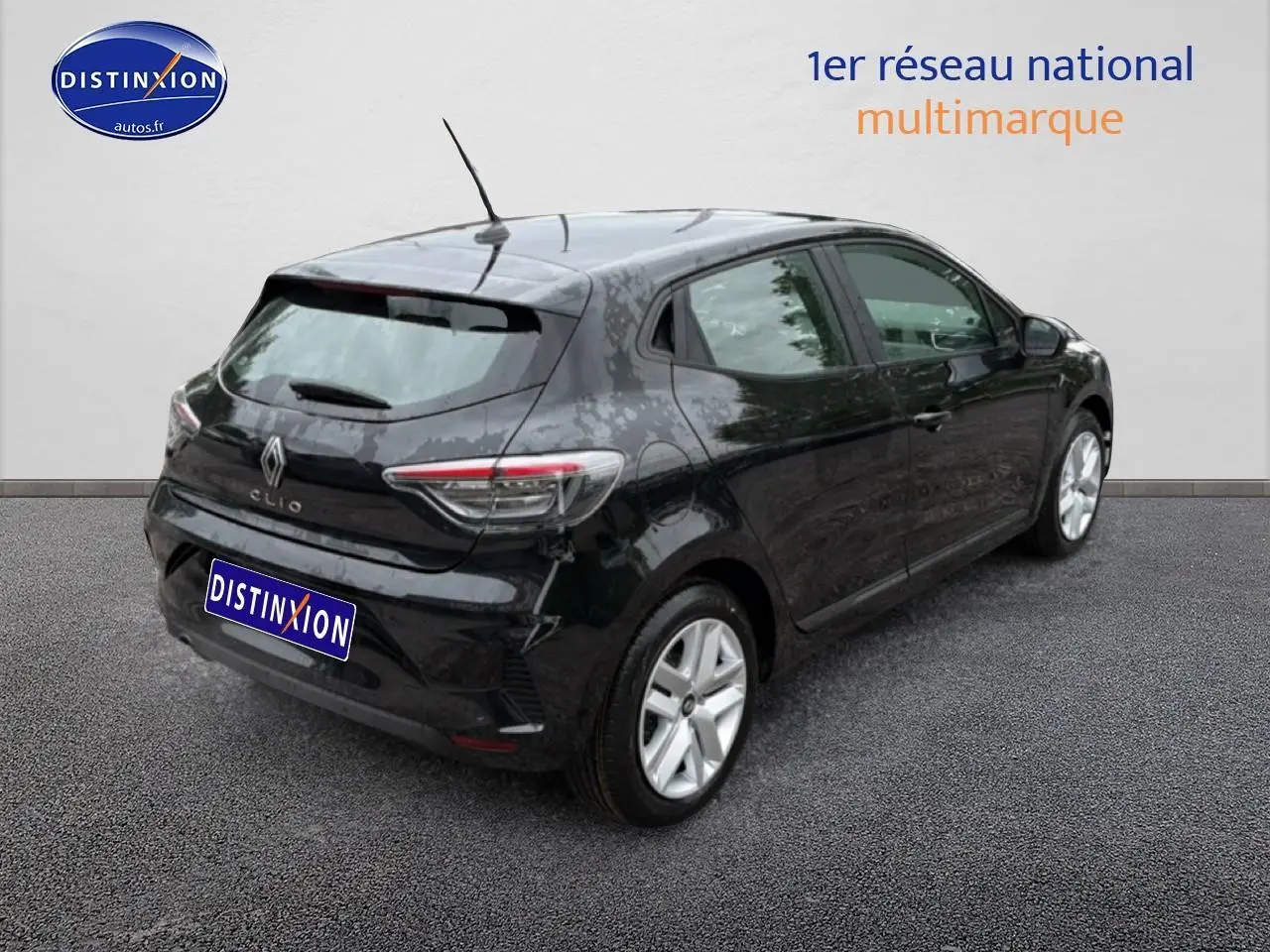 Renault Clio V noire vue 3/4 arrière droit, avec feux arrière LED et jantes argentées.