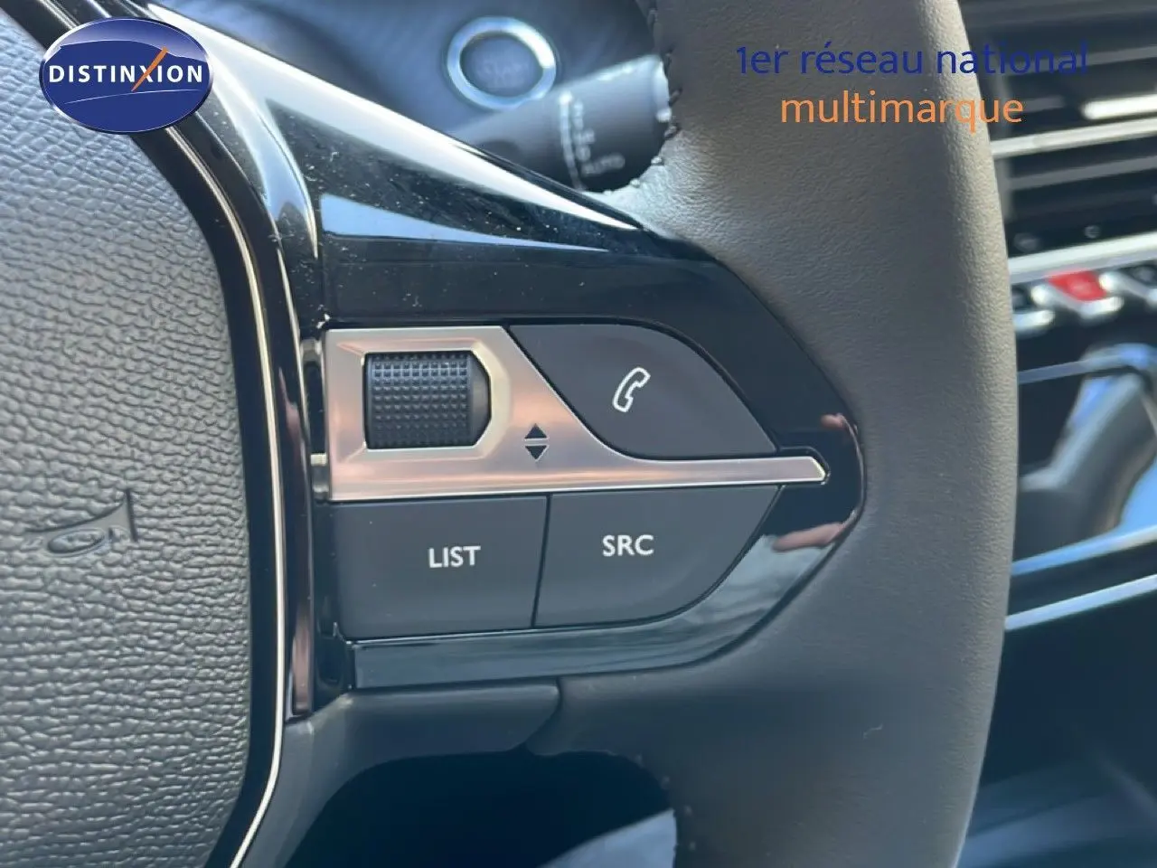Gros plan sur les commandes gauche du volant noir de la Peugeot 208 Hybrid 110ch Allure, avec boutons audio et téléphone.