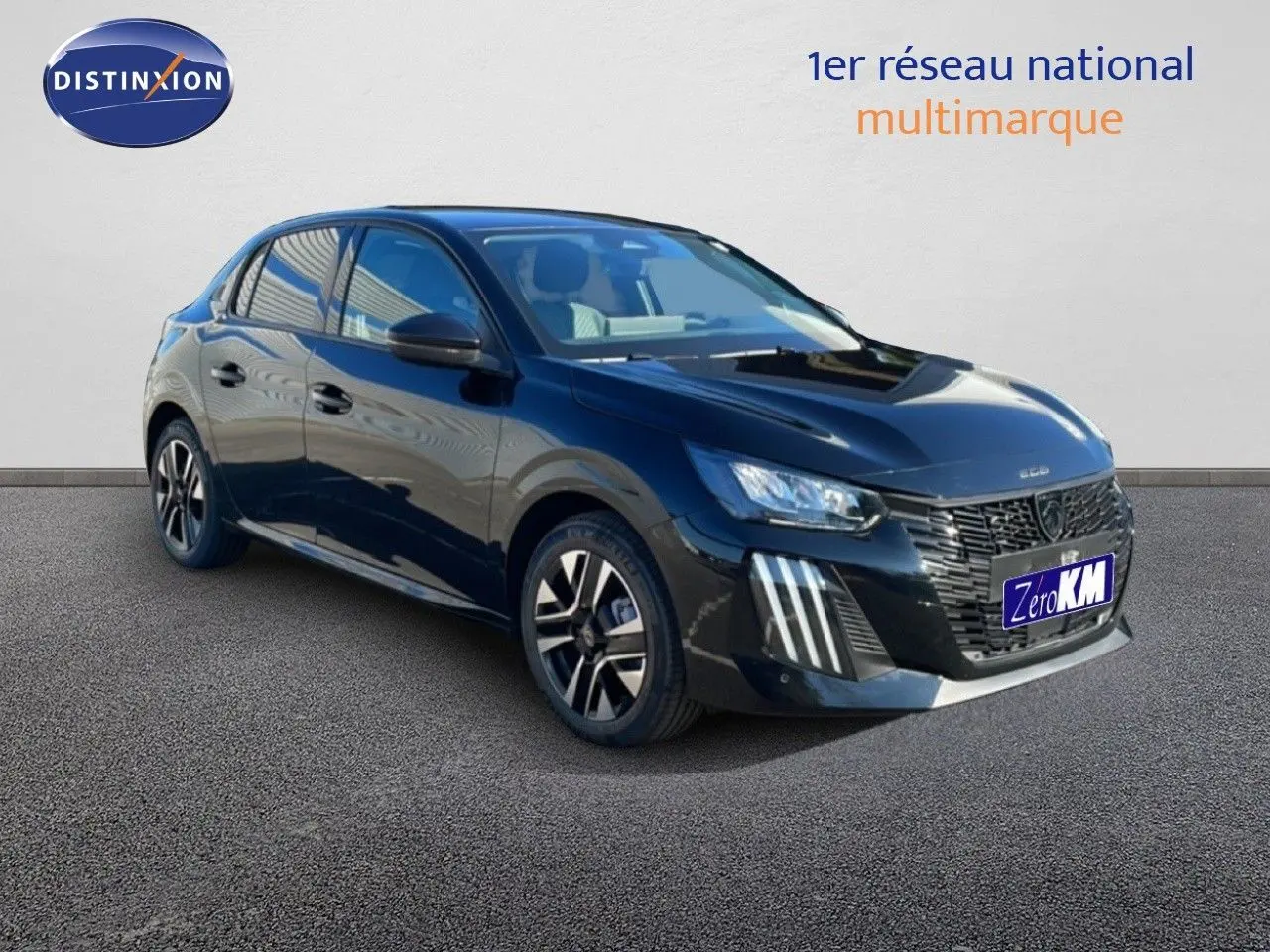 Peugeot 208 Hybrid noir perla metal en 3/4 avant droit, avec calandre distinctive et jantes alliage.