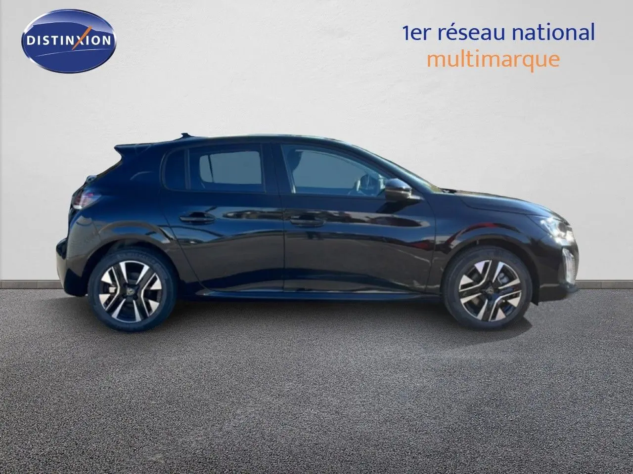 Profil latéral droit d'une Peugeot 208 Hybrid 110ch Allure noire Perla Metal avec jantes alliage distinctives.