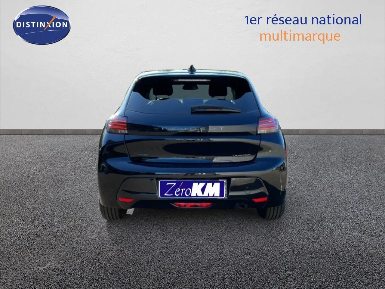 Vue arrière d’une Peugeot 208 Hybrid 110ch Allure noire Perla Metal, stationnée sur sol gris.