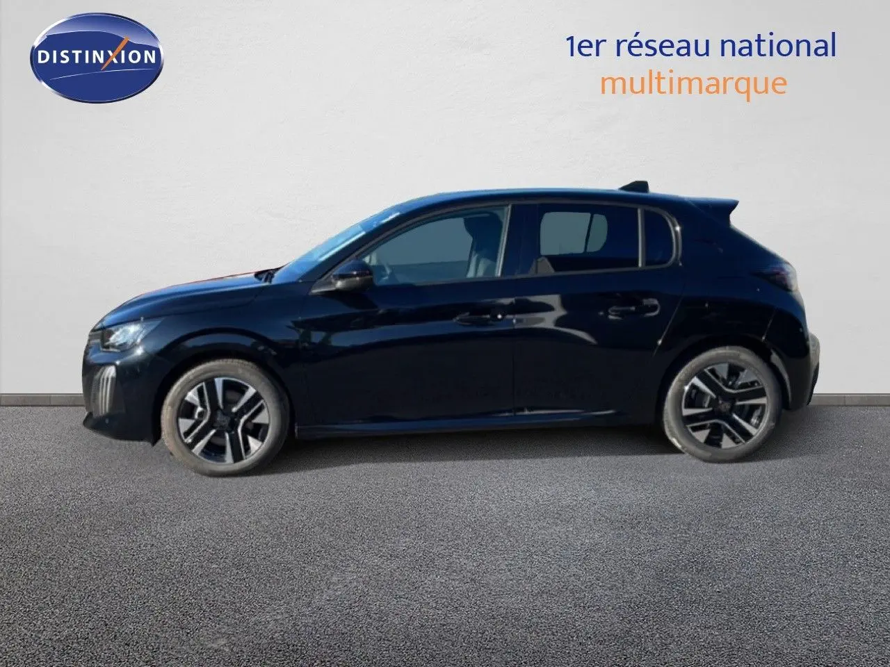 Peugeot 208 Hybrid 110ch en noir perla metal, vue profil côté gauche sur fond neutre.
