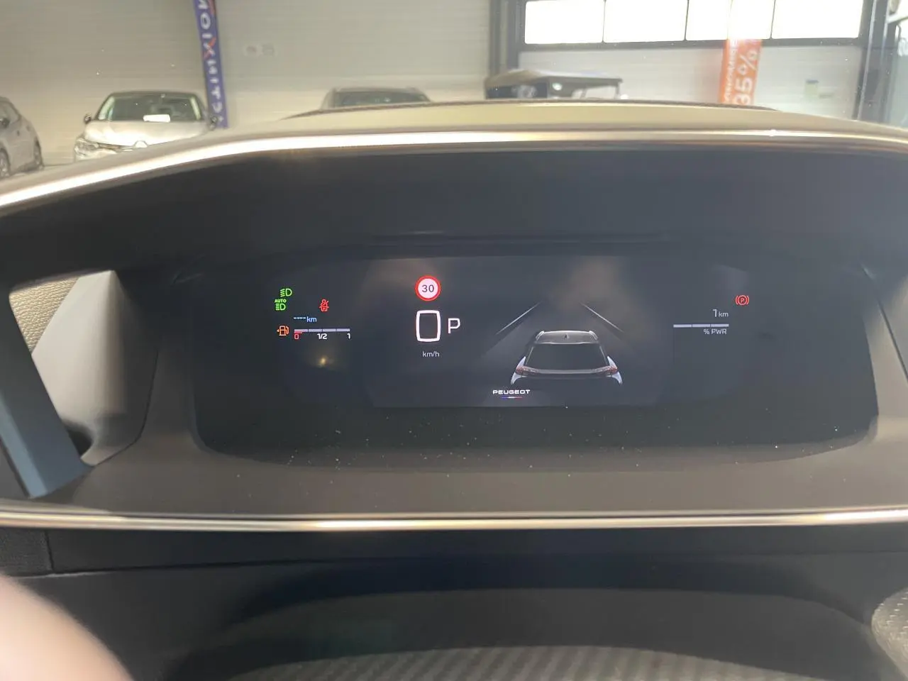 Affichage numérique du combiné de bord du Peugeot 2008 Hybrid, vue frontale centrée sur l'écran noir.