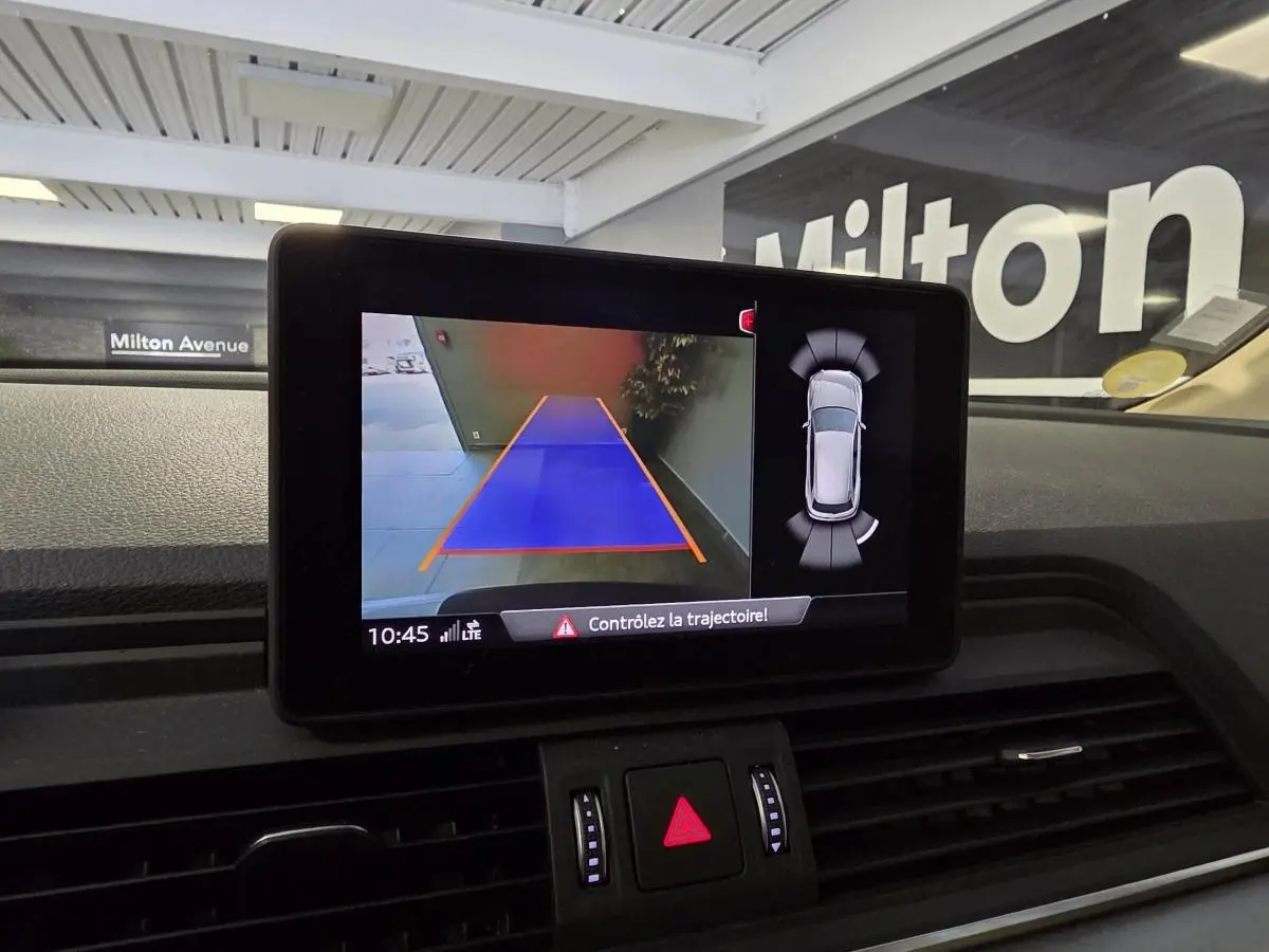 Écran central affichant la caméra de recul de l'Audi Q5 Business Executive, intérieur noir, vue du tableau de bord.