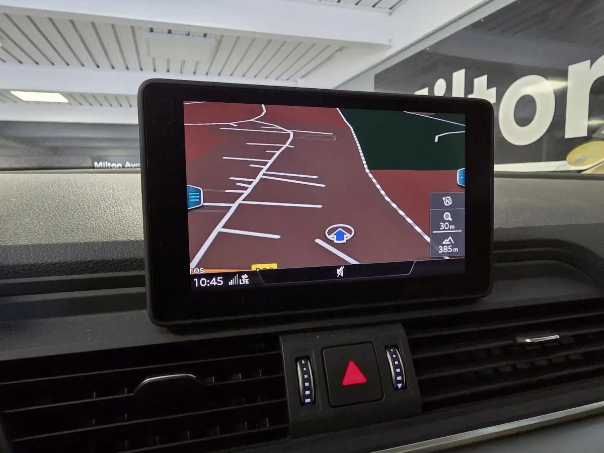 Écran central du tableau de bord de l'Audi Q5 2019 affichant la navigation GPS en intérieur noir.