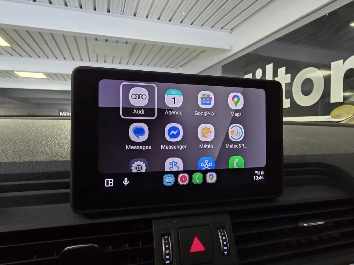 Écran tactile central affichant l'interface Audi Connect dans l'habitacle du Q5 bleu de 2019.