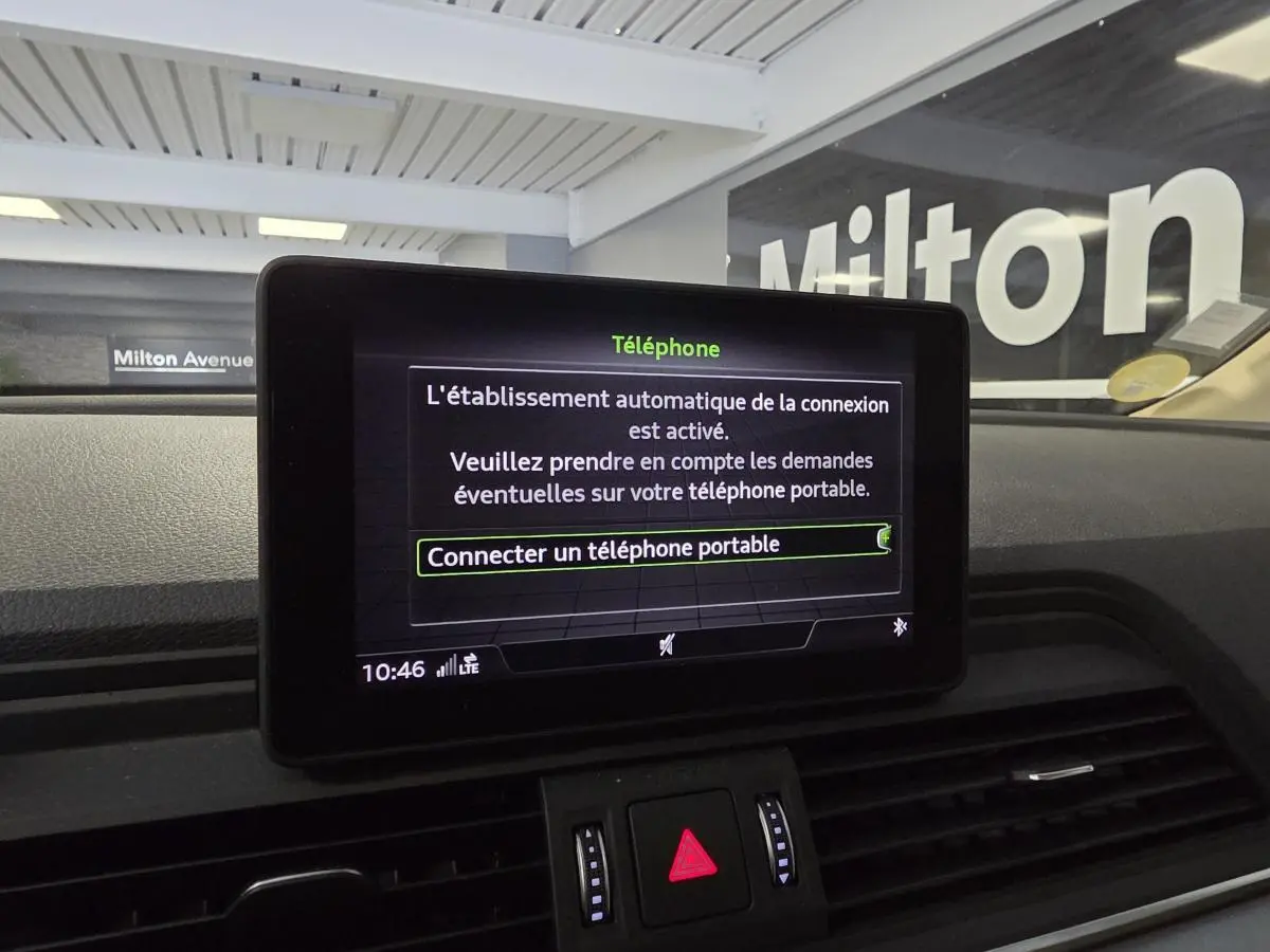 Écran central de l'Audi Q5 bleu 2019 affichant la connexion Bluetooth pour téléphone portable.