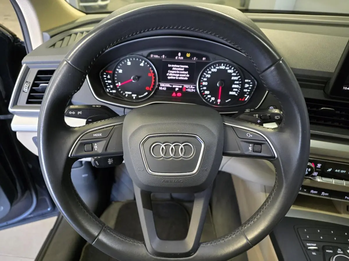 Volant cuir noir multifonction de l'Audi Q5 2019 avec tableau de bord numérique et commandes intégrées.