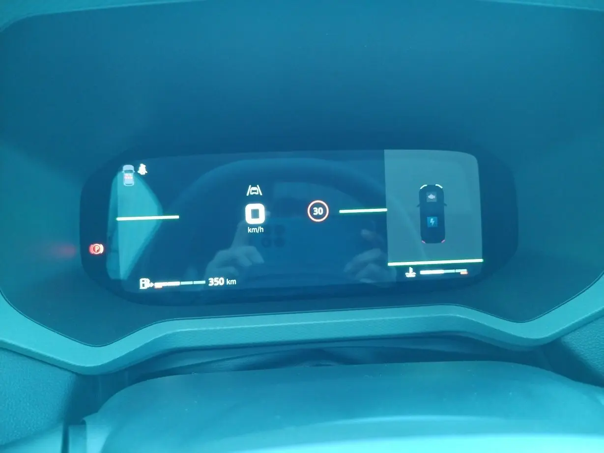 Tableau de bord numérique du Dacia Bigster 2025 affichant la vitesse à 0 km/h et l'autonomie de 350 km.