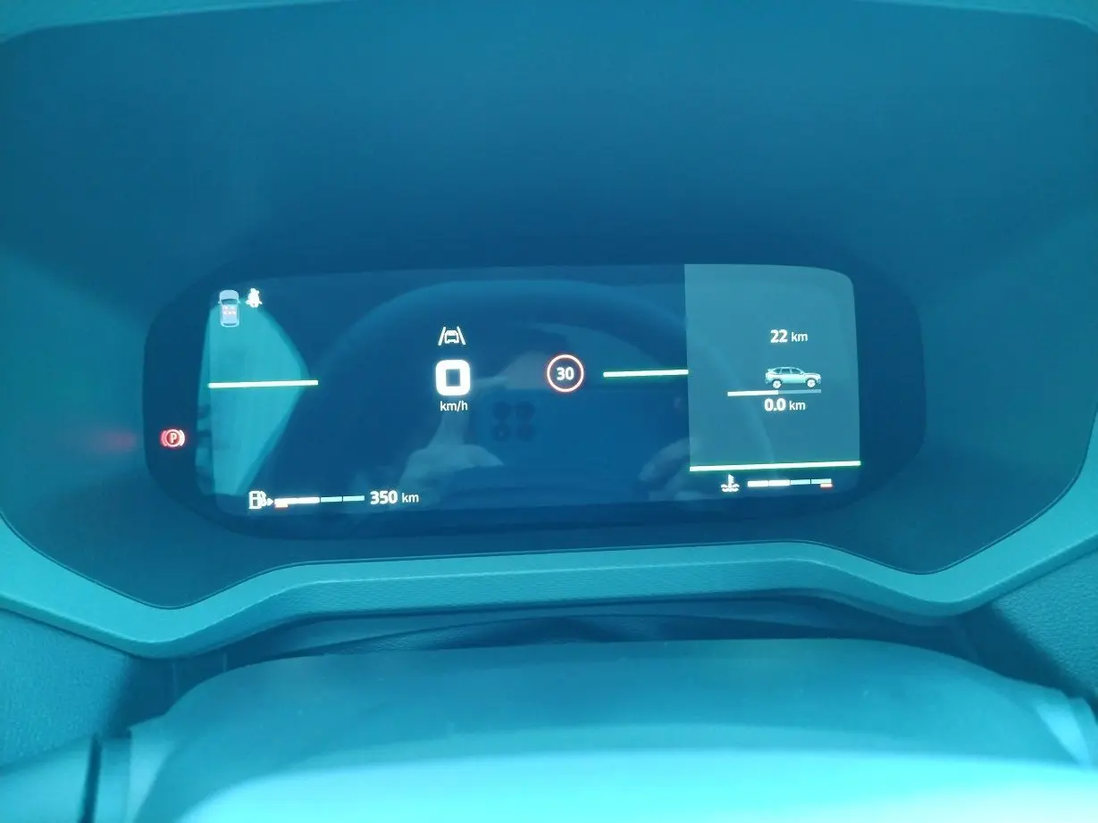 Affichage numérique du tableau de bord du Dacia Bigster 2025 montrant la vitesse à 0 km/h et l'autonomie restante.