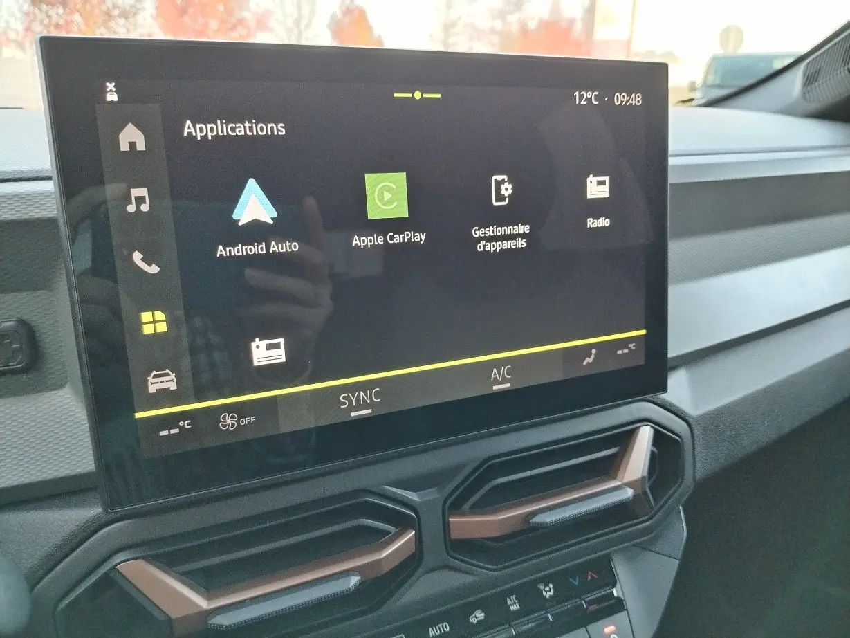 Écran tactile central affichant les applications multimédia dans l'habitacle moderne du Dacia Bigster noir 2025.