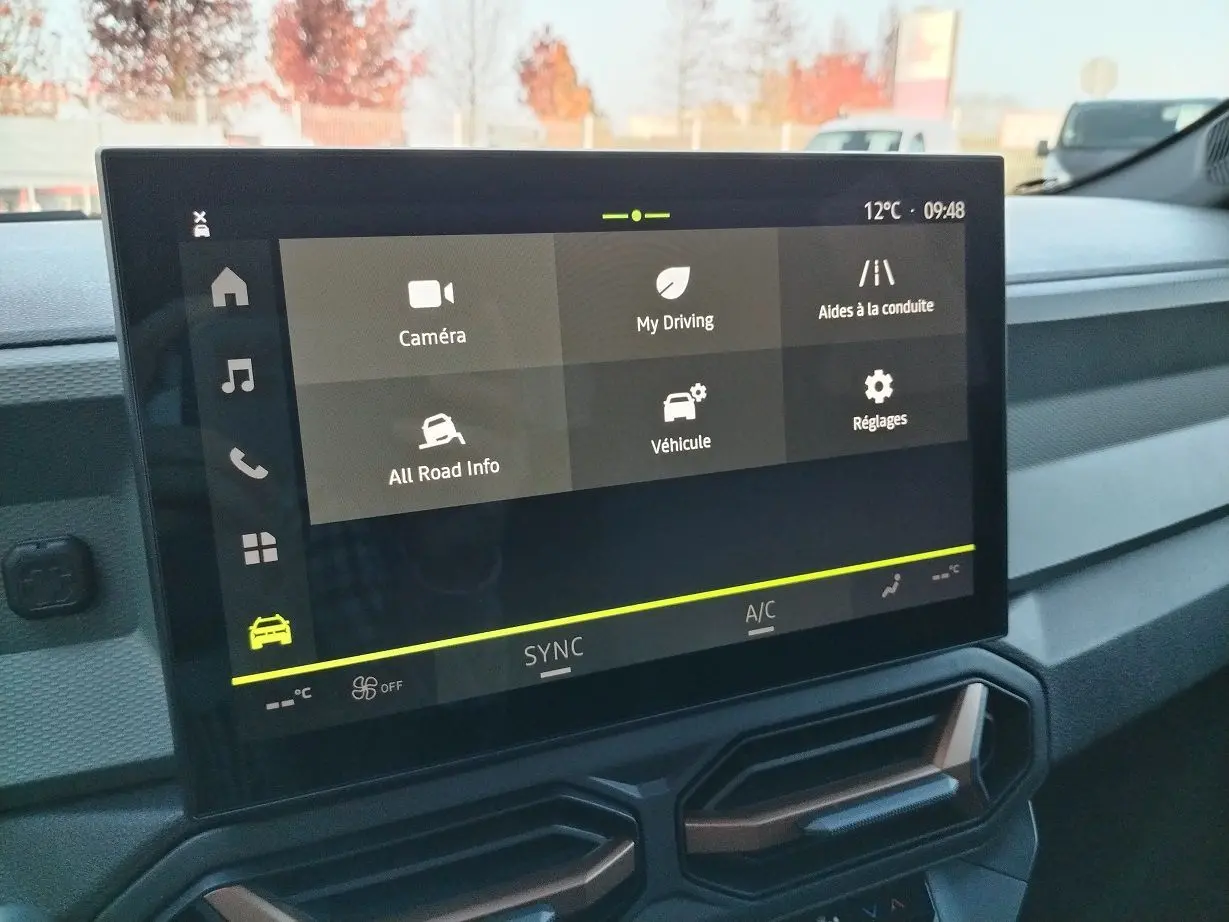 Écran tactile central du tableau de bord du Dacia Bigster 2025, affichant les options de conduite et réglages.