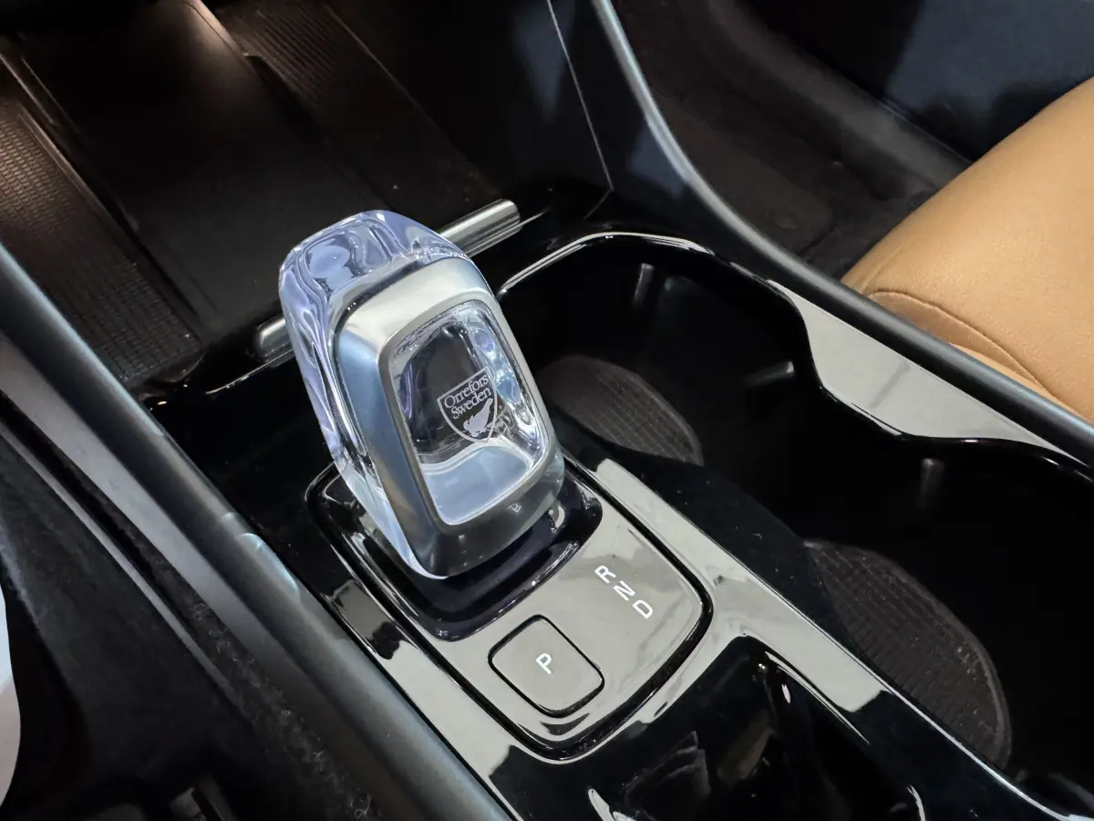 Gros plan sur la console centrale noire du Volvo XC40 Recharge T5 2021, mettant en valeur le levier de vitesses en cristal Orrefors.
