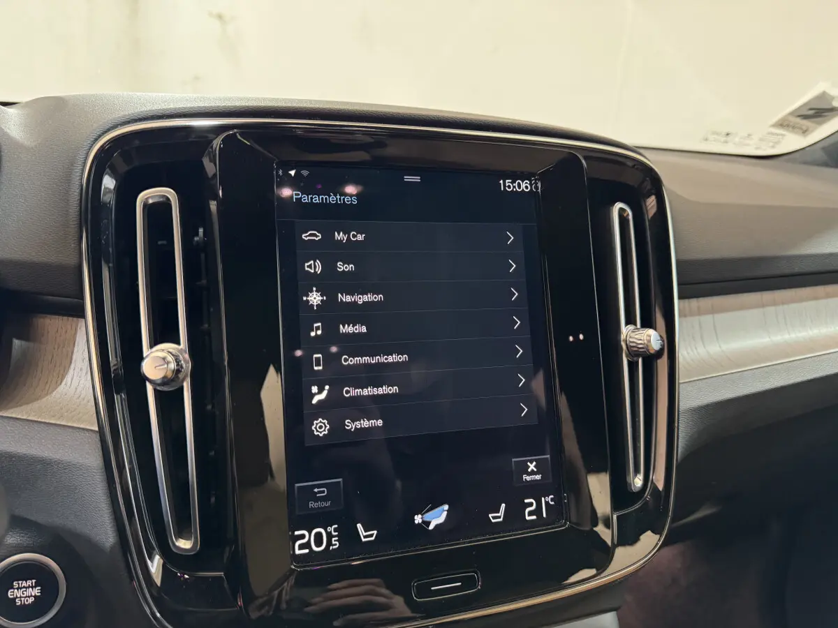 Écran tactile central noir affichant les paramètres, entouré de la console et aérateurs du Volvo XC40 Recharge T5 noir.