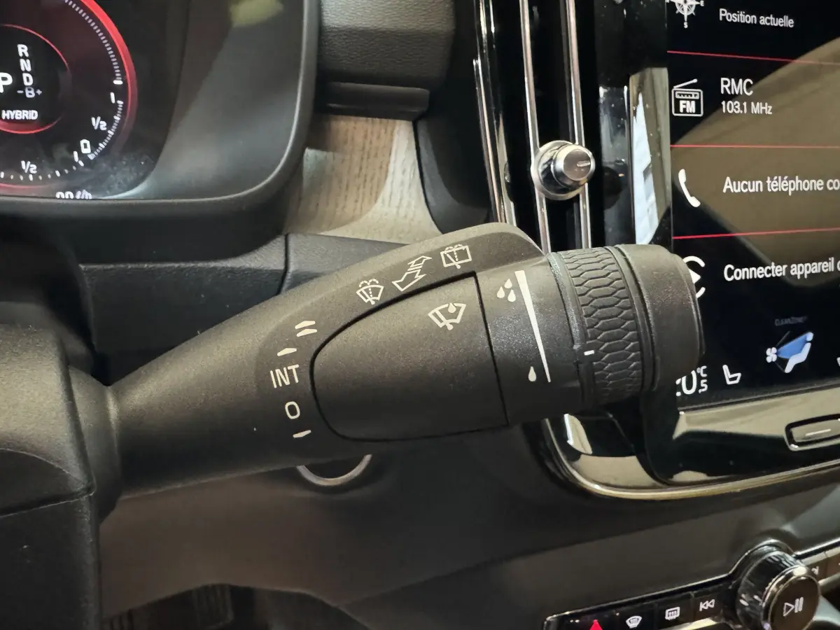 Gros plan sur la commande d'essuie-glace du Volvo XC40 Recharge T5 262 DCT7 Inscription, intérieur noir.
