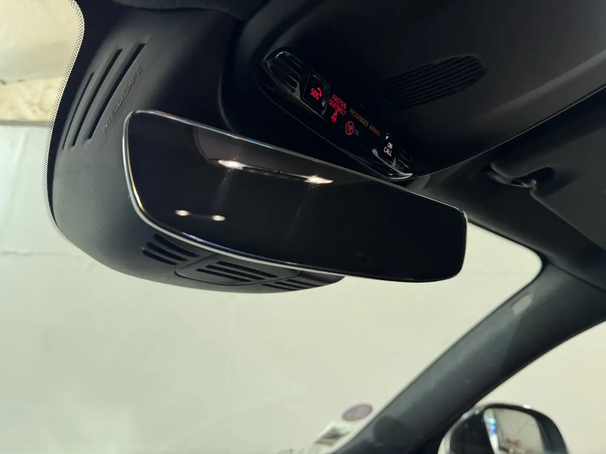 Rétroviseur intérieur noir brillant du Volvo XC40 Recharge T5, avec indicateurs lumineux SOS et airbag passager.