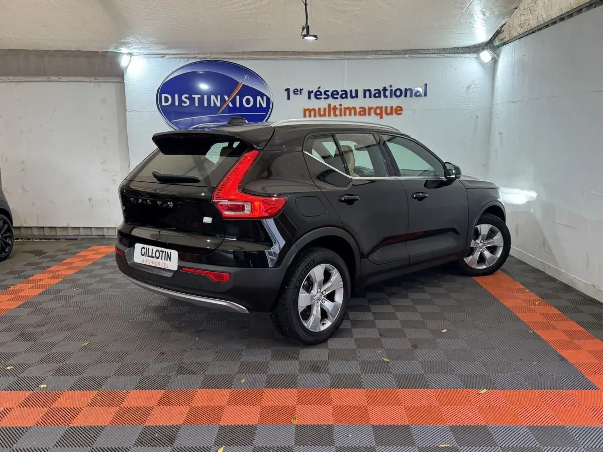 Volvo XC40 Recharge T5 noir vue 3/4 arrière droit, avec feux arrière LED en forme de L et jantes argentées.