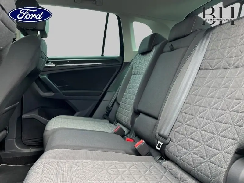 Vue intérieure côté droit des sièges arrière en tissu gris anthracite du Volkswagen Tiguan 1.4 eHybrid 2022.