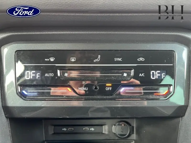 Panneau de commande de climatisation noir du Volkswagen Tiguan 1.4 eHybrid 2022, vue de face avec affichage digital éteint.