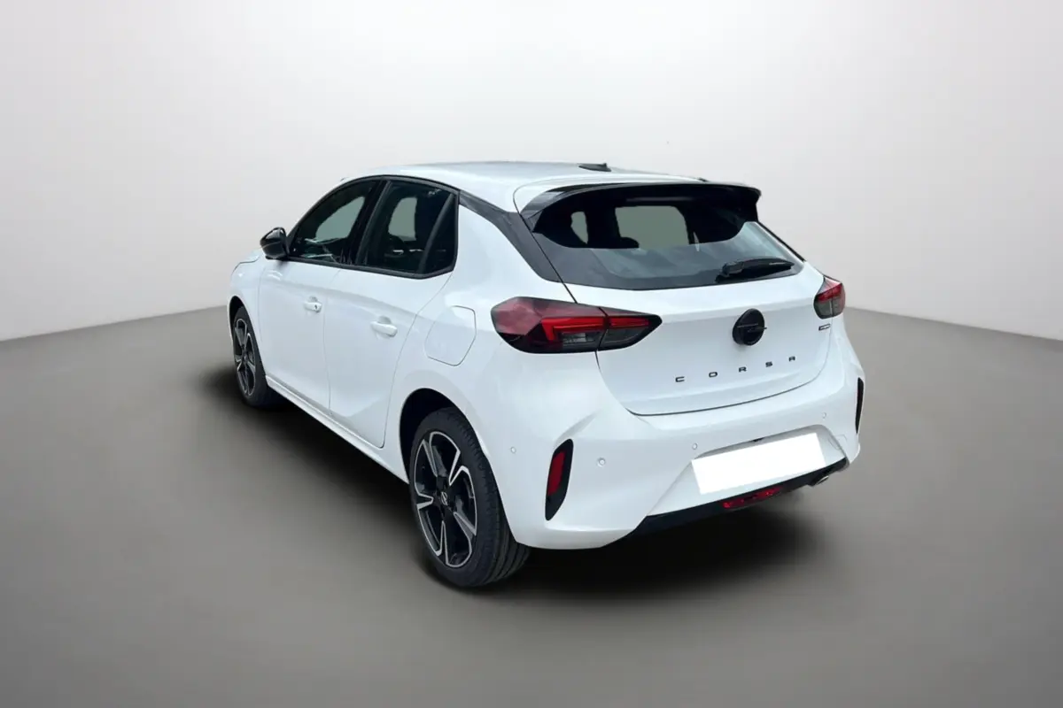 Opel Corsa Hybrid blanc kontur vue 3/4 arrière droit avec jantes alu 17 pouces et toit noir contrasté.