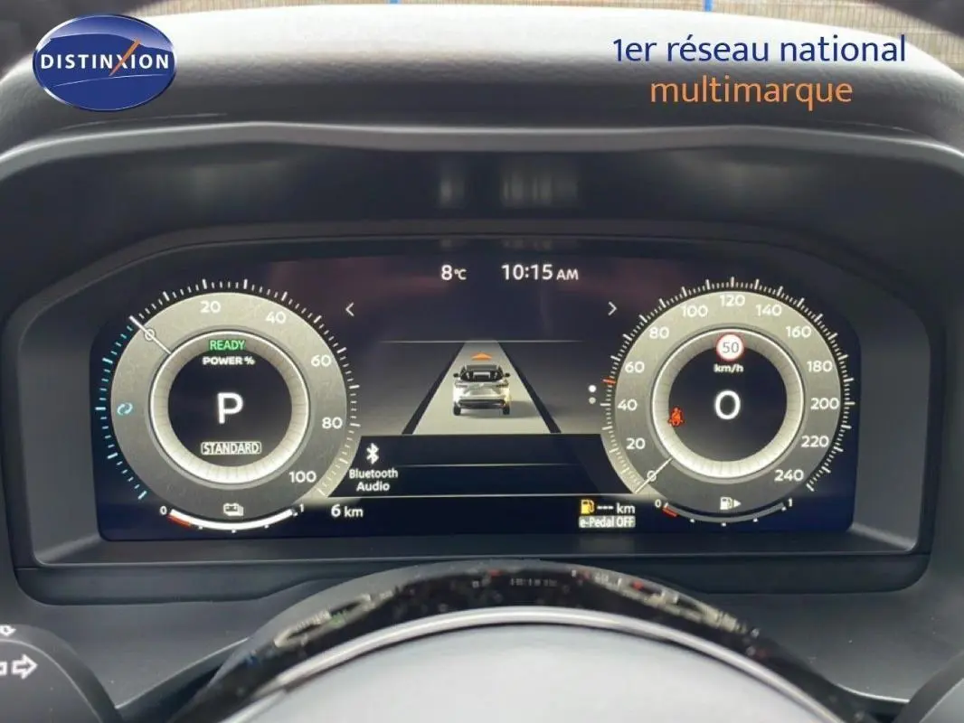 Vue rapprochée du tableau de bord numérique du Nissan Qashqai noir 2025, affichant la vitesse et l'état du véhicule.