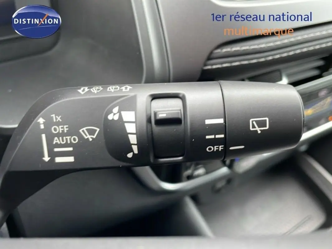 Gros plan sur la commande d’essuie-glace du Nissan Qashqai noir 2025, version hybride 1.5 E-POWER N-CONNECTA.