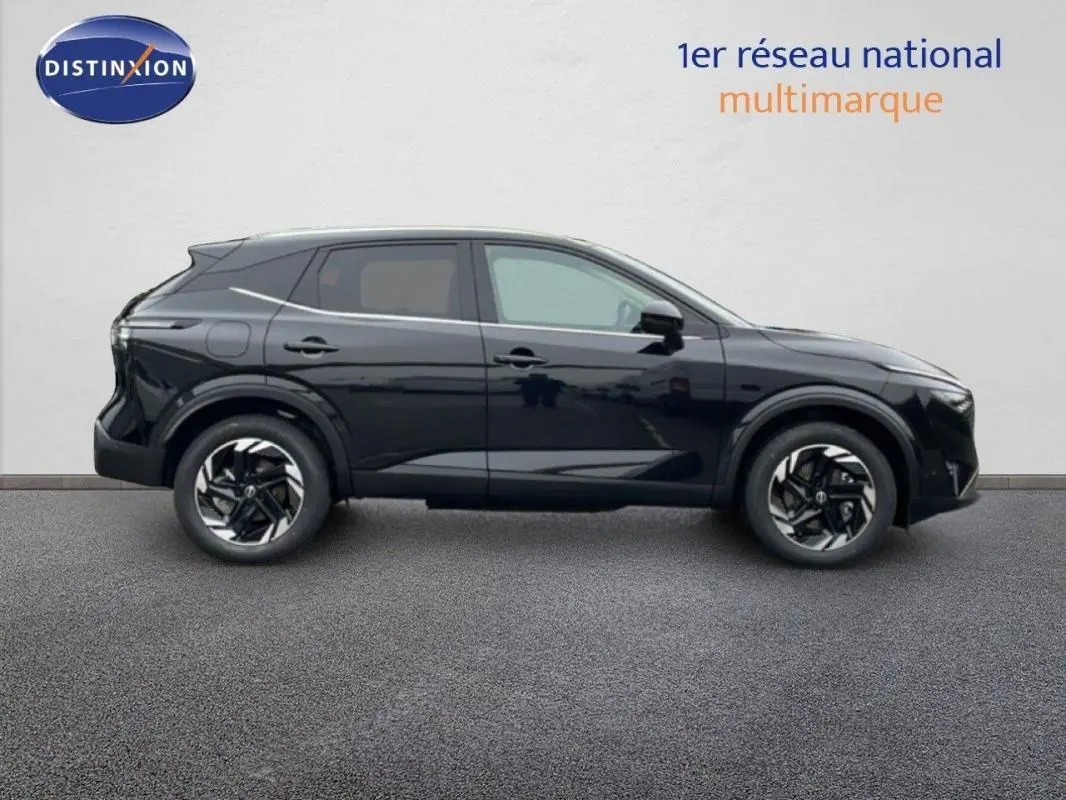 Profil côté gauche du Nissan Qashqai noir 2025 avec jantes distinctives et lignes épurées.