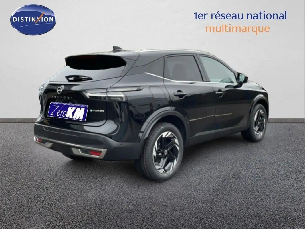 Vue 3/4 arrière droite du Nissan Qashqai noir 2025 avec jantes noires et détails hybrides visibles.