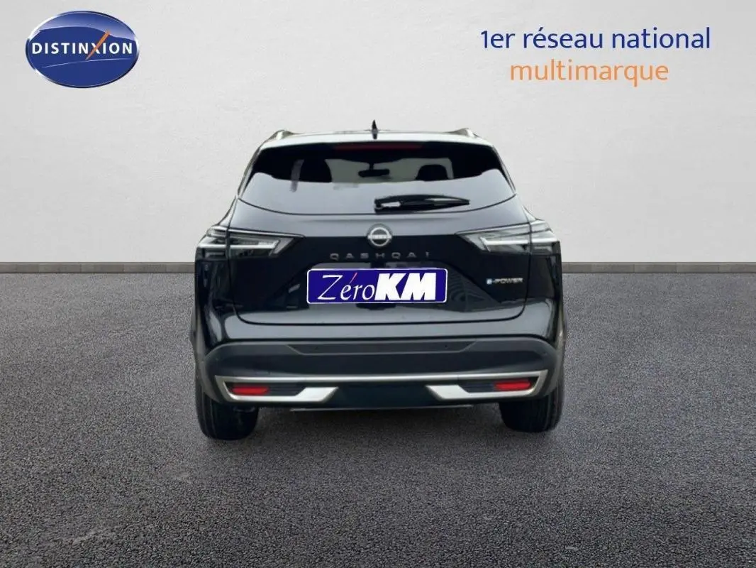 Vue arrière d'un Nissan Qashqai noir 2025 version 1.5 E-POWER N-Connecta avec logo et feux distinctifs.