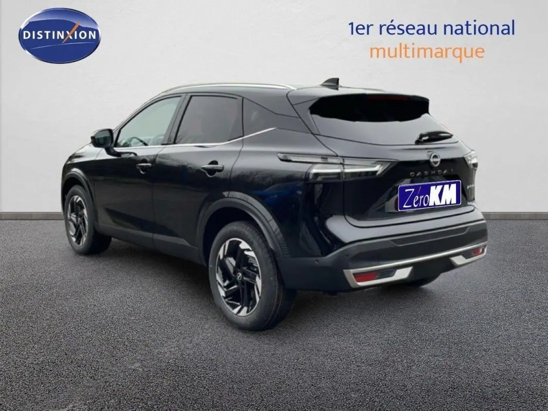 Vue 3/4 arrière droite du Nissan Qashqai 1.5 E-POWER noir 2025 avec jantes alliage et feux LED distinctifs.