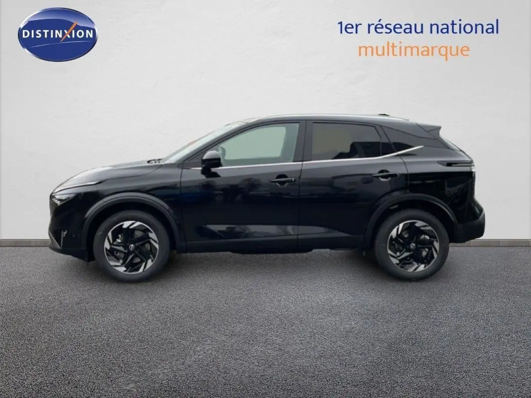 Nissan Qashqai 2025 noir en profil gauche, soulignant ses jantes noires et la ligne chromée distinctive sur la carrosserie.