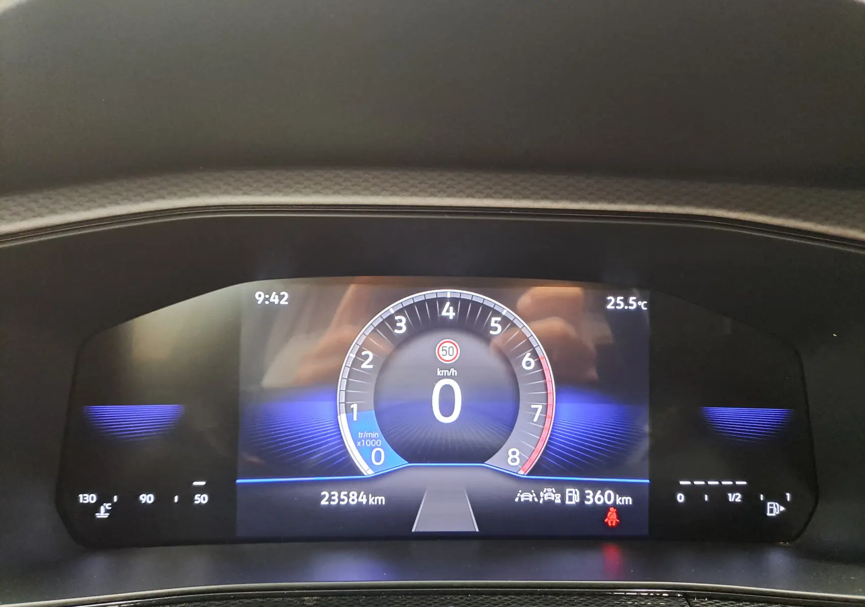 Tableau de bord numérique du Volkswagen T-Cross gris Ascot, affichant compteur et informations de conduite.