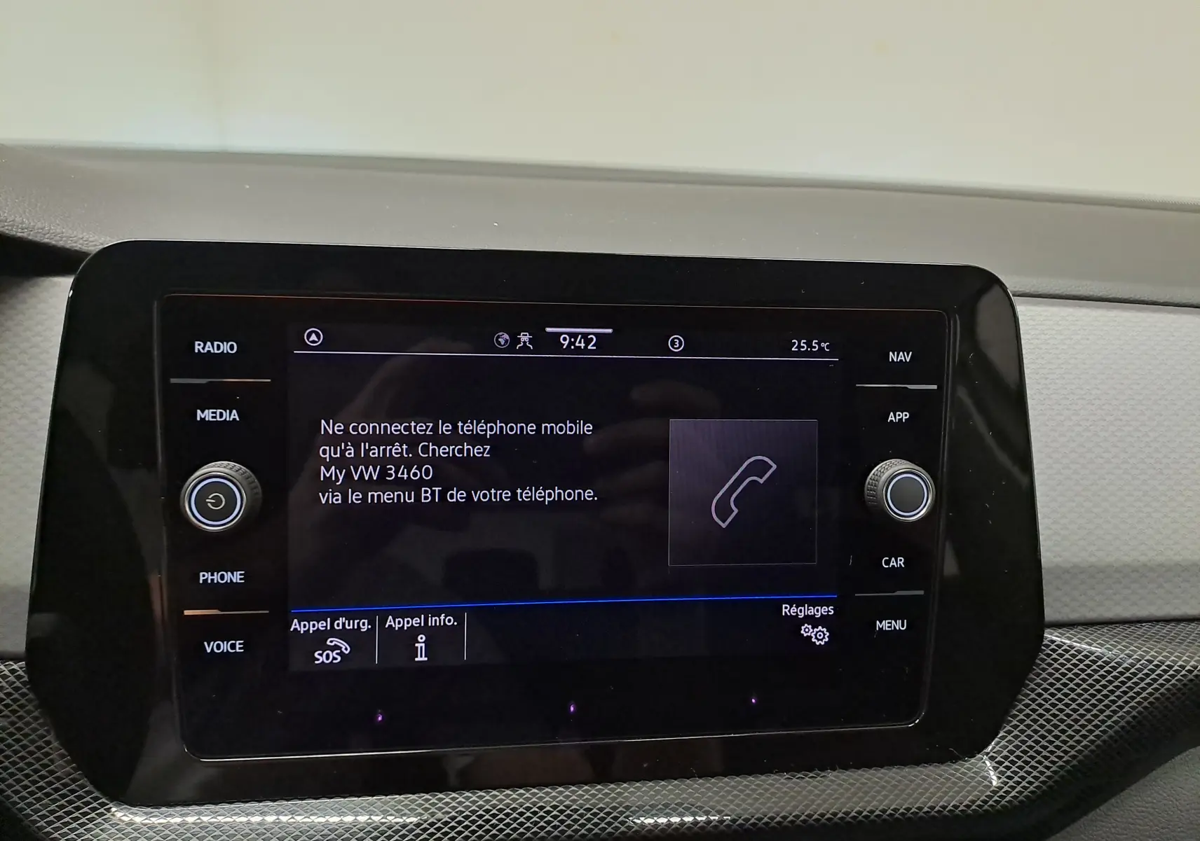 Écran tactile central du Volkswagen T-Cross 2024 affichant un message de connexion Bluetooth, entouré de boutons de commande.