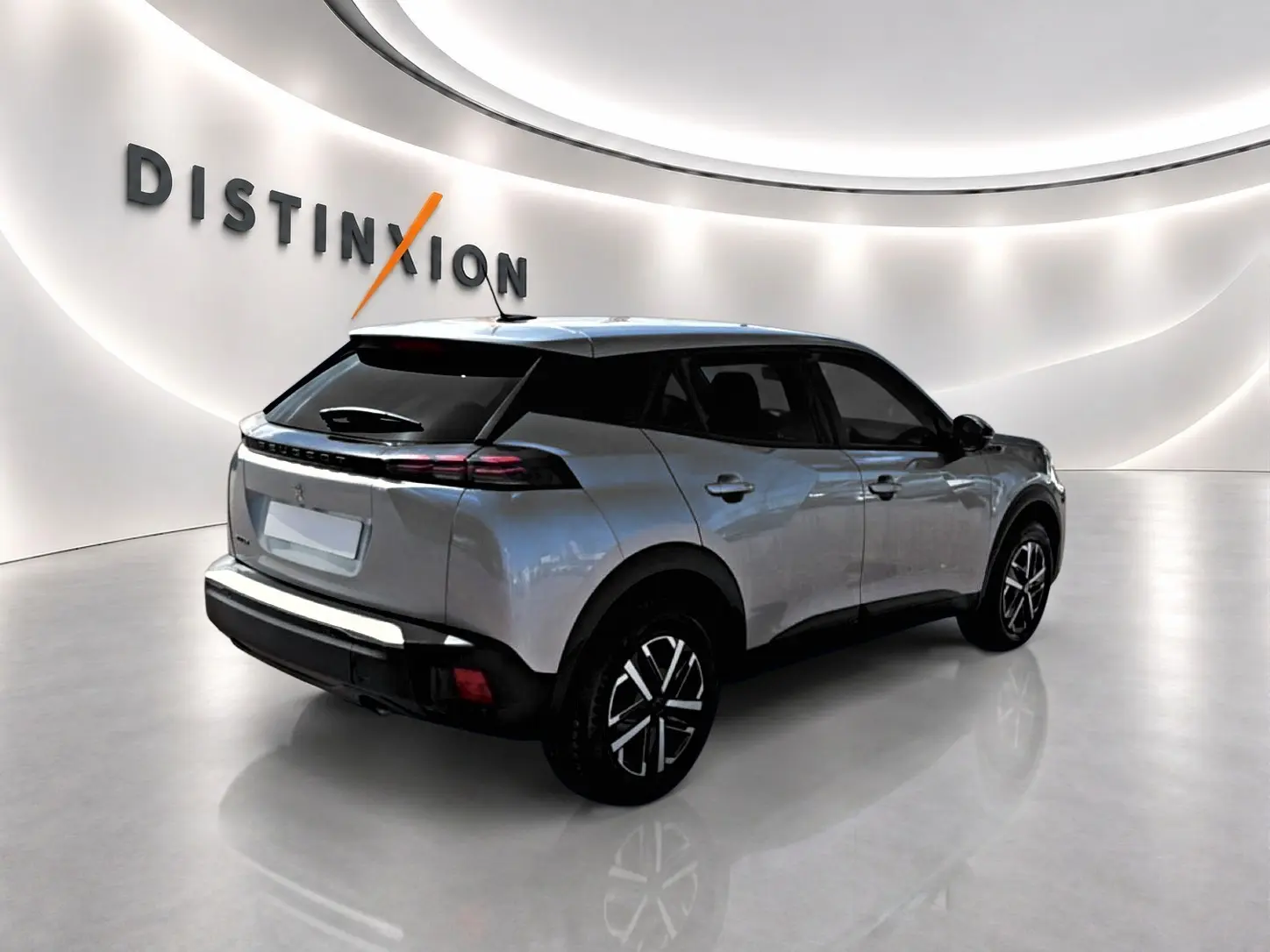 Peugeot 2008 gris en 3/4 arrière droit, avec feux arrière LED et becquet noir brillant.