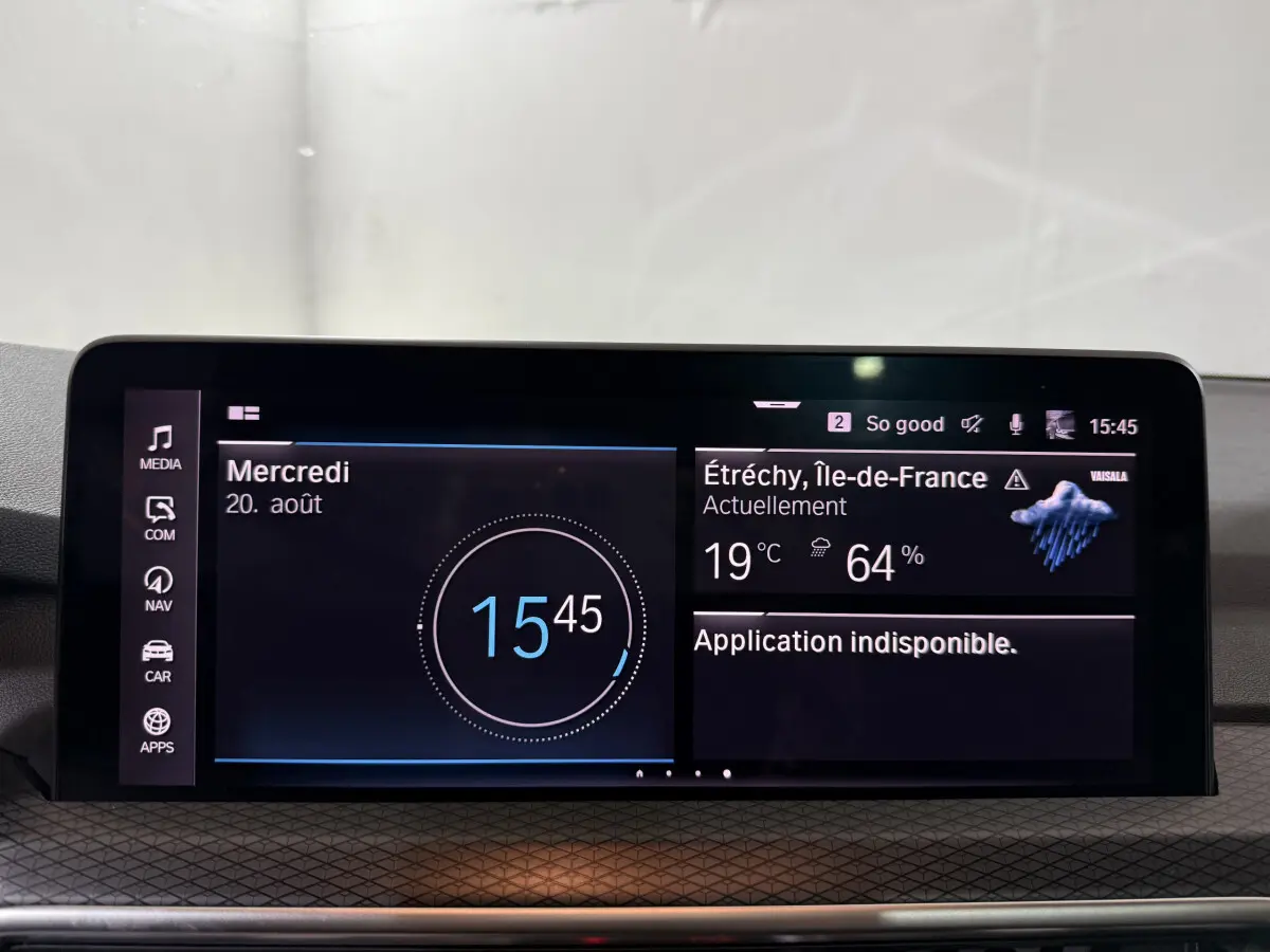 Écran tactile central 12,3 pouces du BMW X3 xDrive30e bleu, affichant l'heure et la météo intérieure.