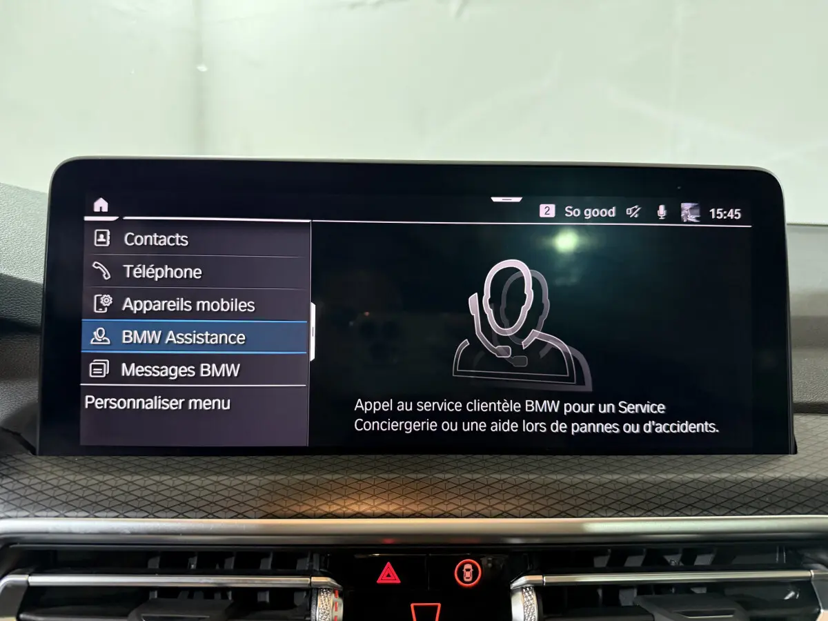 Écran tactile central du BMW X3 xDrive30e 2023 affichant le menu d'assistance BMW avec interface moderne.