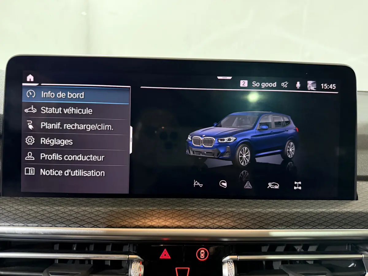 Écran tactile central affichant un menu et une image 3D du BMW X3 xDrive30e bleu vue de trois quarts avant droit.